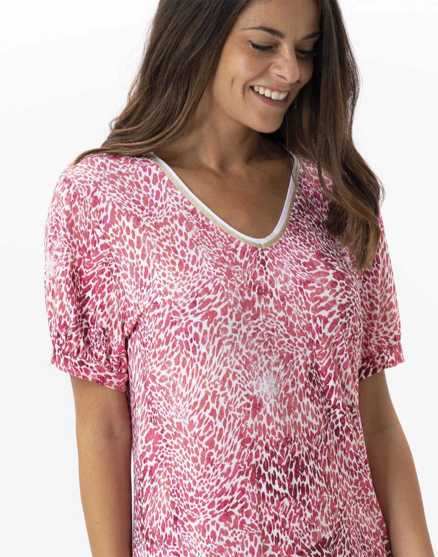 Chemise De Nuit Imprimée En Viscose élasthanne VICTORIA 701 Fraise 2 Chemise De Nuit Imprimée En Viscose élasthanne VICTORIA 701 Fraise – Image 2