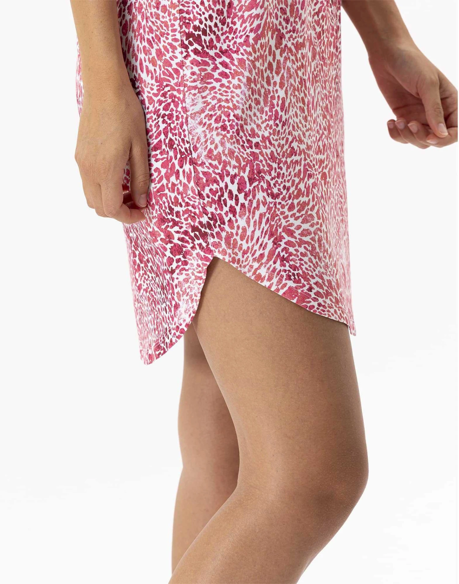 Chemise De Nuit Imprimée En Viscose élasthanne VICTORIA 701 Fraise 3 Chemise De Nuit Imprimée En Viscose élasthanne VICTORIA 701 Fraise – Image 3