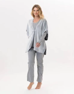 Poncho En Peluche Flanelle ESSENTIEL H56RL Gris -Pyjama Chic Femme Magasin poncho en peluche flanelle essentiel h56rl gris 2