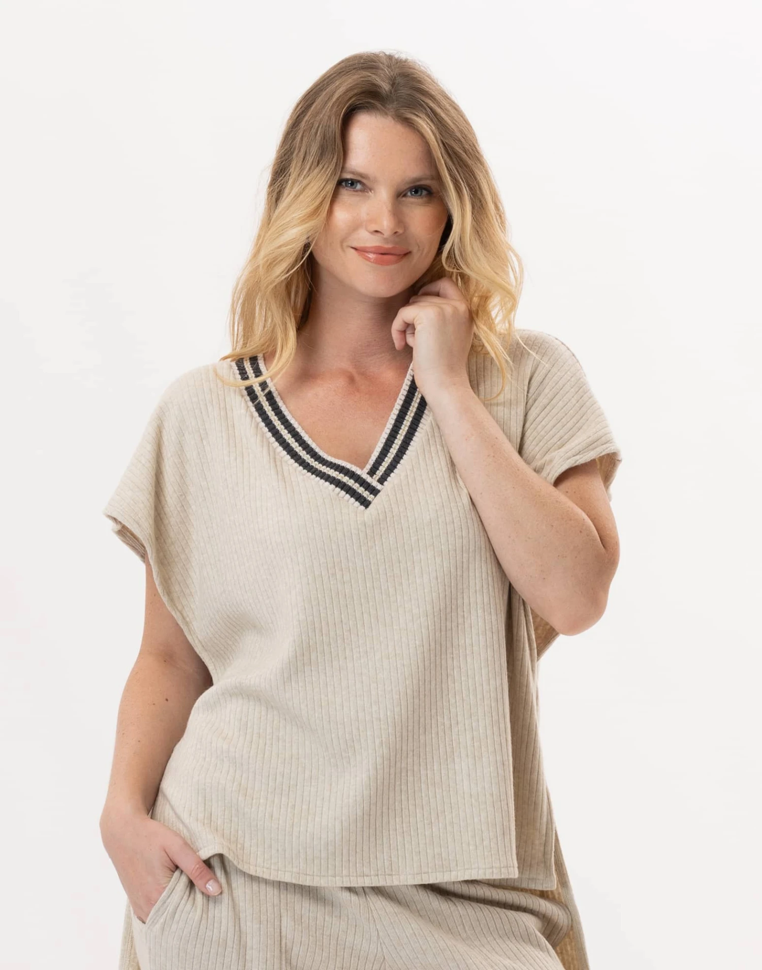 Poncho Pull En Maille Tricot ESMEE 831 Beige 2 Poncho Pull En Maille Tricot ESMEE 831 Beige – Image 2