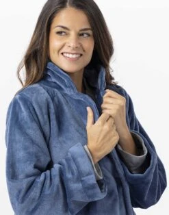 Veste En Peluche Flanelle ESSENTIEL H77A Prusse 9 Veste En Peluche Flanelle ESSENTIEL H77A Prusse -Pyjama Chic Femme Magasin veste en peluche flanelle essentiel h77a prusse 3