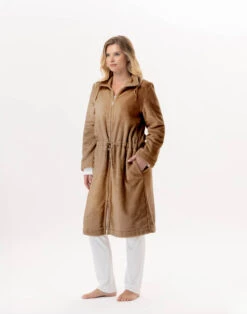 Veste Zippée En Peluche Flanelle ESSENTIEL 853 Doré 7 Veste Zippée En Peluche Flanelle ESSENTIEL 853 Doré -Pyjama Chic Femme Magasin veste zippee en peluche flanelle essentiel 853 dore 2
